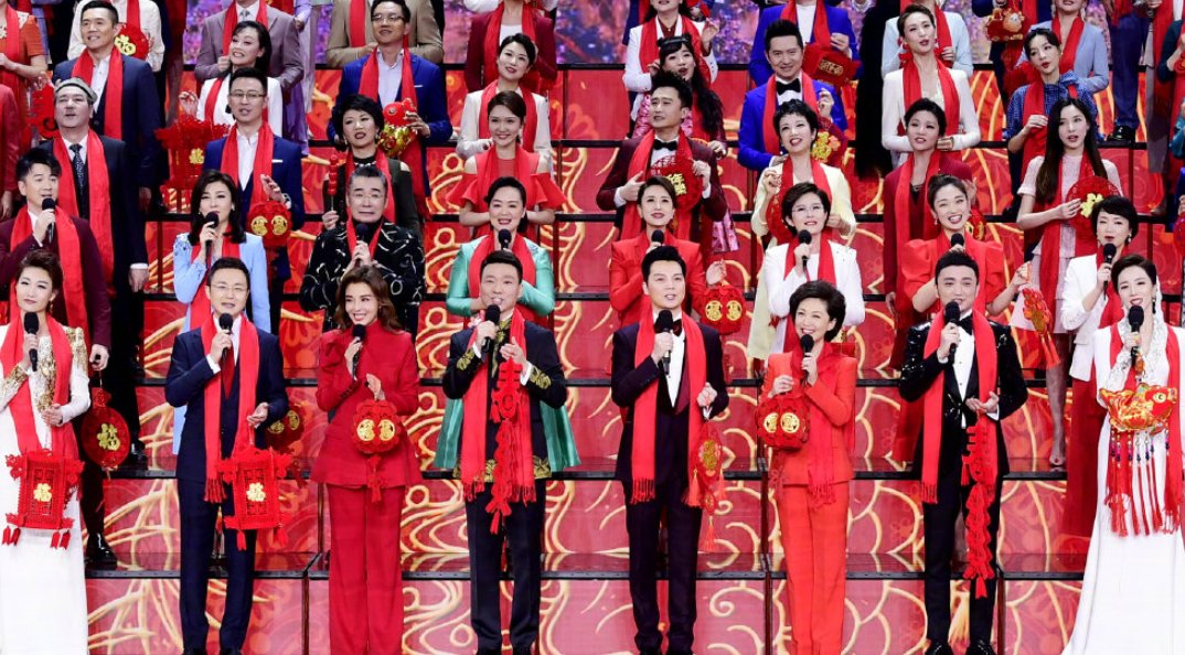 主持人龙洋成央视颜值担当，对比9年前实习画面，模样变化明显