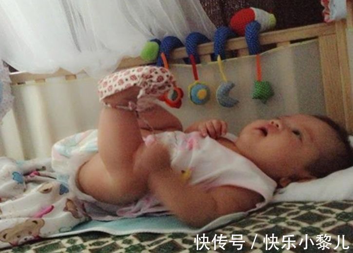淘气包|宝宝“蹬腿”很有趣,但通过小动作传递出的信号,家长了解几个?