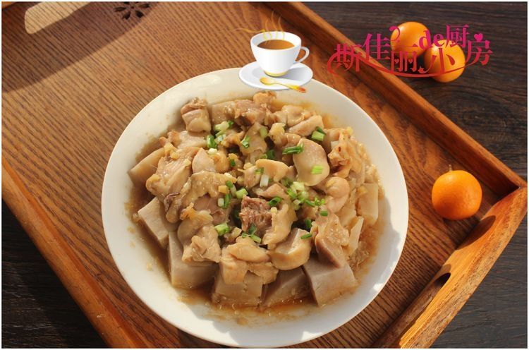 它是碱性食材，和鸡肉是绝配，简单蒸一蒸就太美味，顿顿吃个精光