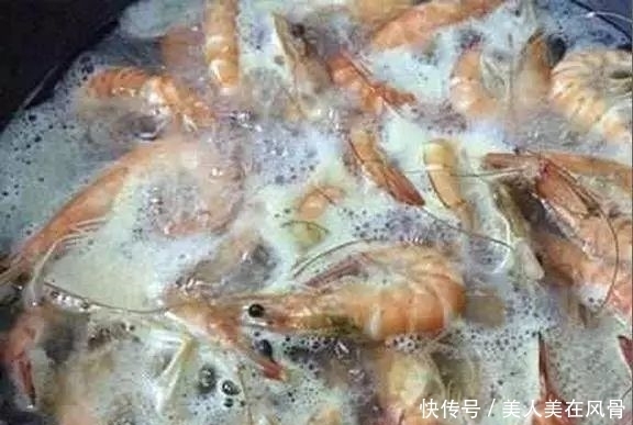 煮虾的时候加入这种水果,不但鲜嫩美味,而且去腥又营养
