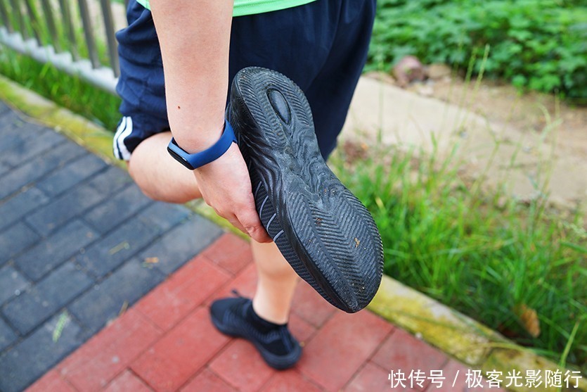 鹅卵石|不怕脏,不怕水,还很轻!OneMix小黑鞋评测