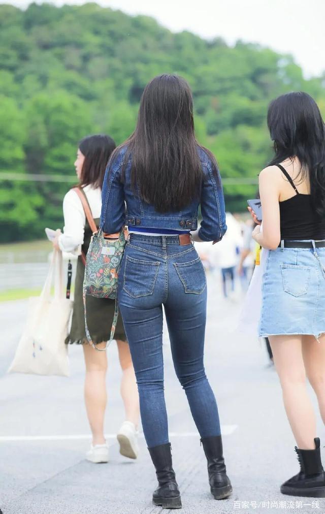 火了一种新穿法,“牛仔裤+半筒靴”,连中年女士都按耐不住了!