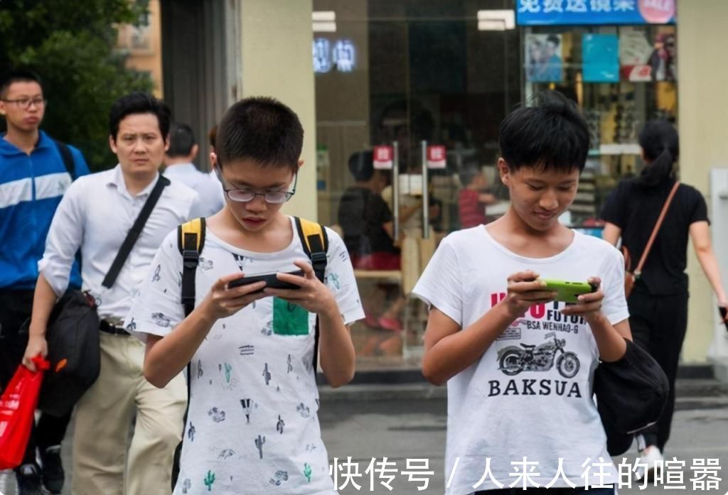 父母|为什么上初中就该给孩子带手机?其中这几点理由,家长别急着否定