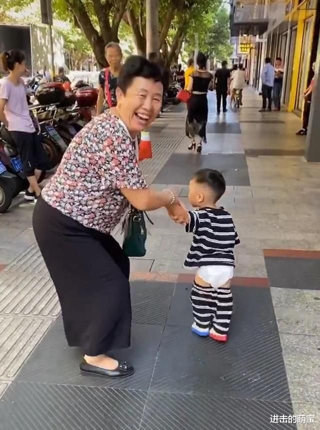 家长|姥姥带娃逛街，一不留神宝宝“节操”掉了一路，网友回头率百分之百