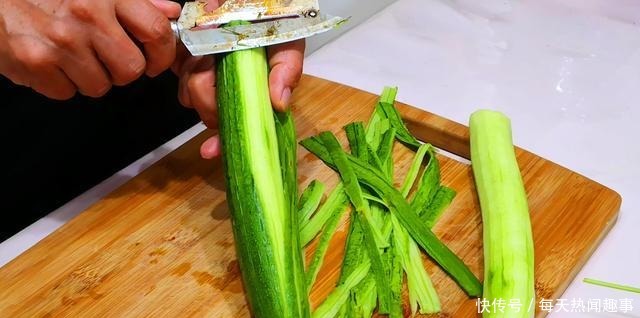 做丝瓜汤时,万万不可切完直接下锅,多加1步,颜色好看更鲜美
