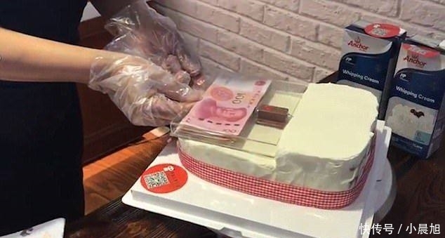 收到吐钱蛋糕寿星笑到不行 中国报johor China Press