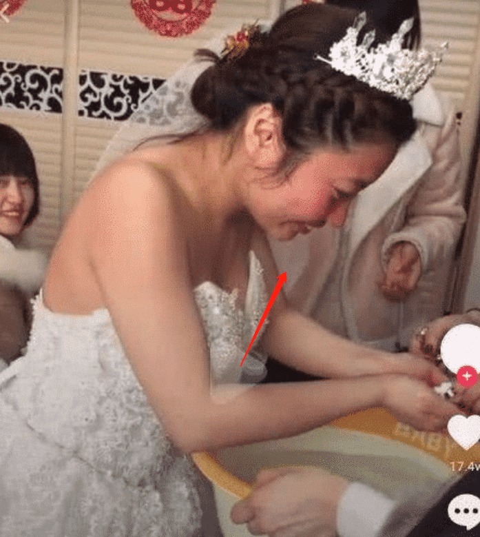 卸妆 “素颜新娘”火了,嫌弃妆容现场卸妆,网友:美不美只需一盆水!