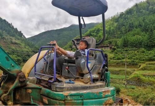 工友们|男娃迷上“挖掘机”,学着工友们一起开挖掘机,像模像样很可爱