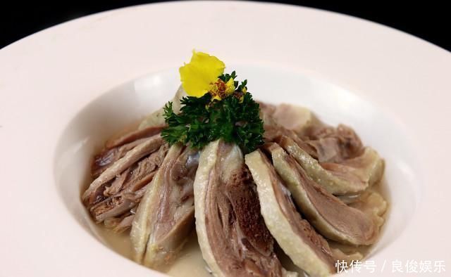 盐水鸭非常简单,重要用90度水焯,白米醋除腥,香辛料仅用八角、麻椒