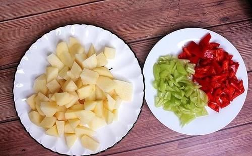 土豆新吃法先煎后炒，外酥里嫩，鲜香美味，好吃到停不下来