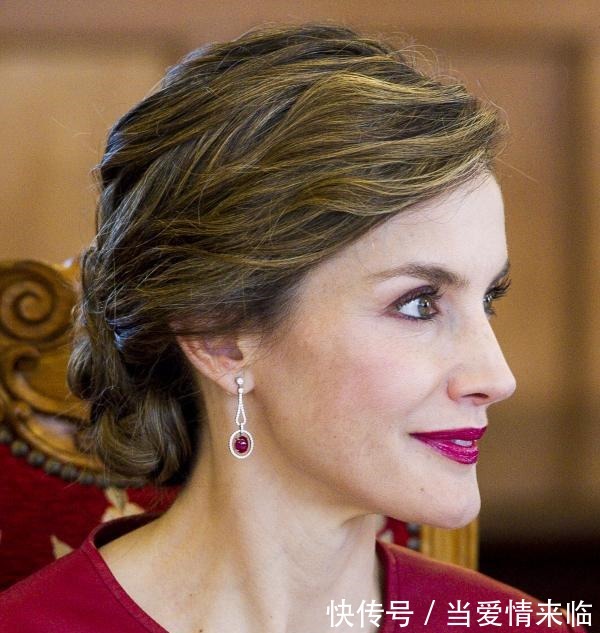 耳环 新年就是要红!王室红宝石珠宝看起来!