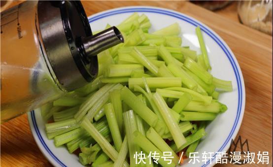 胡萝卜丝|芹菜好吃有诀窍，最忌焯水和直接炒，教你这样做，脆嫩入味不塞牙