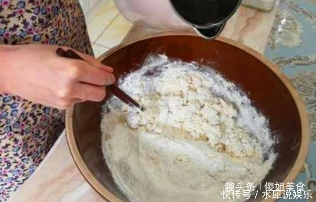 烙饼时,直接烙是大错特错,多加这1步,饼柔软起层,放7天都不硬