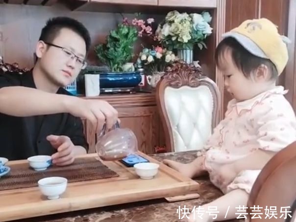 宝爸|萌娃喝茶喝上了头,和爸爸不停地“碰杯”火了,网友:像老友叙旧