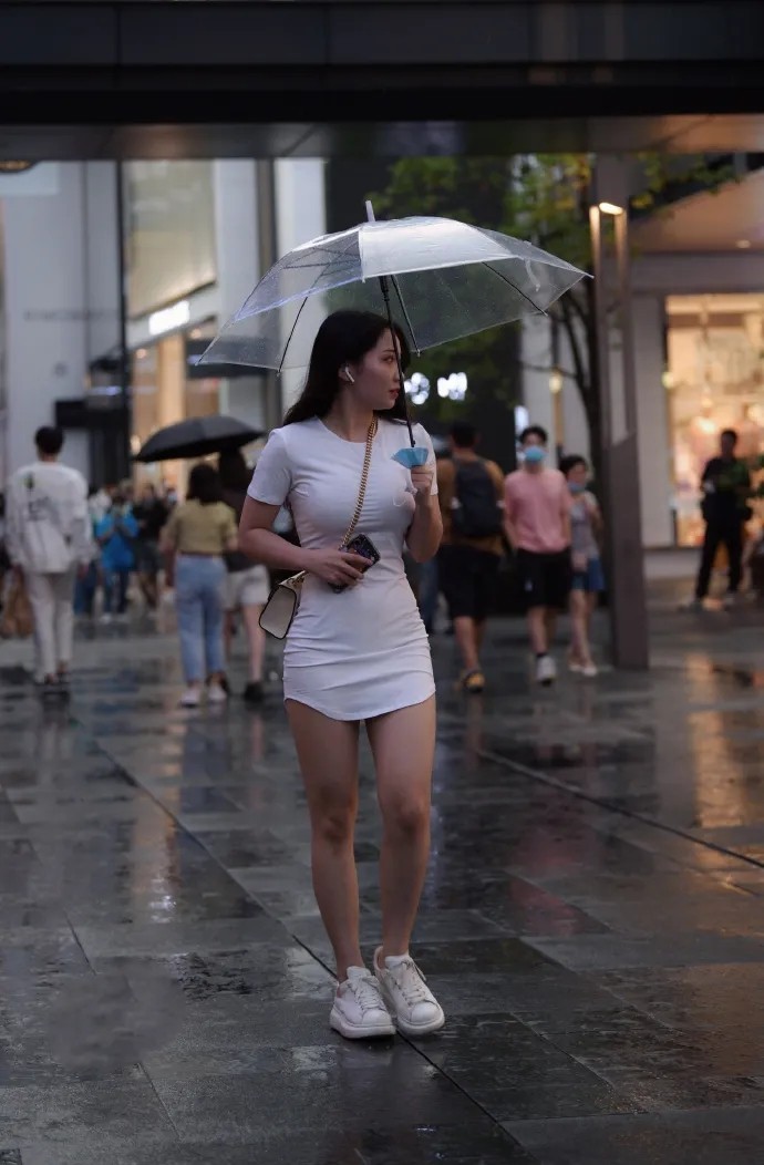 小姐姐 温婉亮眼大方得体的搭配，清新迷人又减龄，清爽时髦真显气质