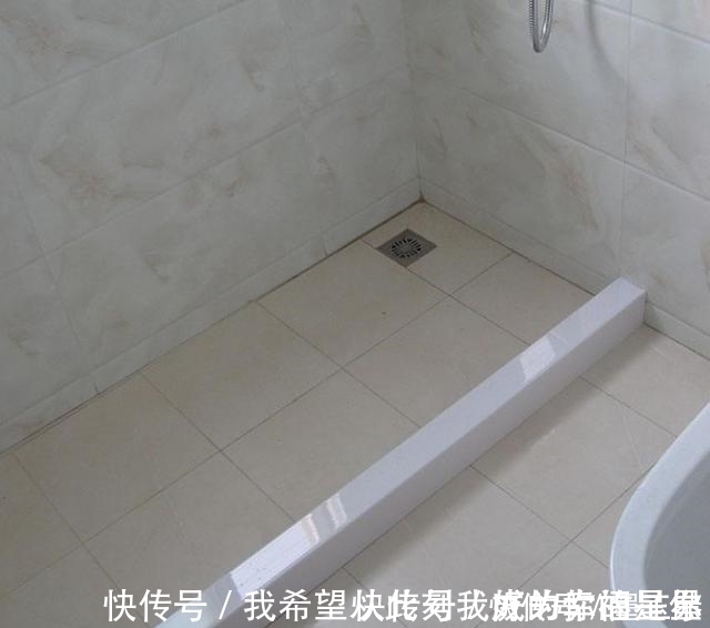挡水条|卫生间不要再做挡水条了,装这种代替防水又好看,不得不感叹聪明