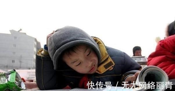 老师|小学生的“蚂蚁字体”走红,家长看了很上火,大家直呼心疼老师