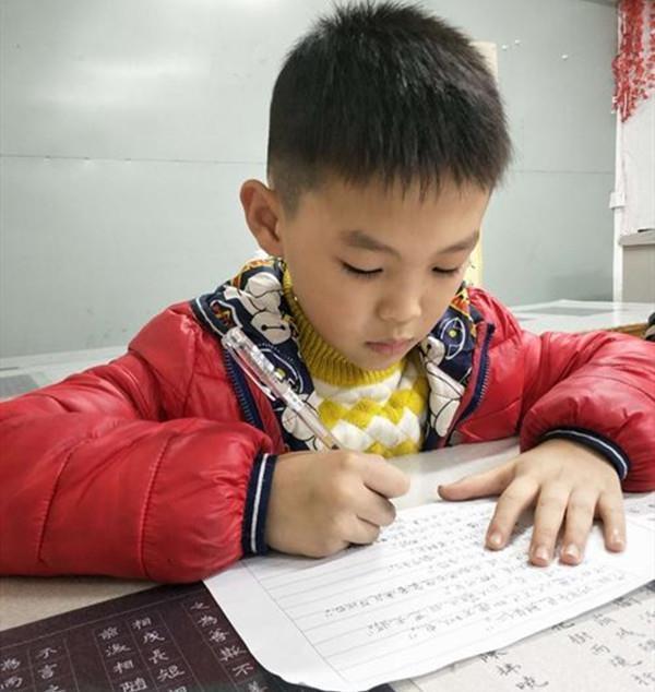 3年级男孩的作业本走红,字迹堪比“印刷体”,妈妈却开心不起来