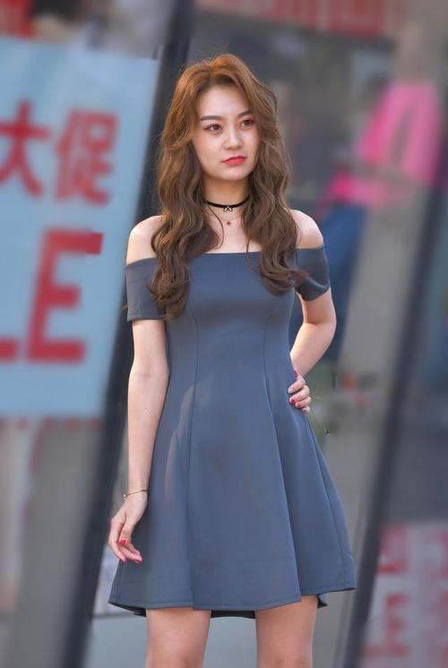 不失|抓拍到一位性感又不失可爱的小姐姐