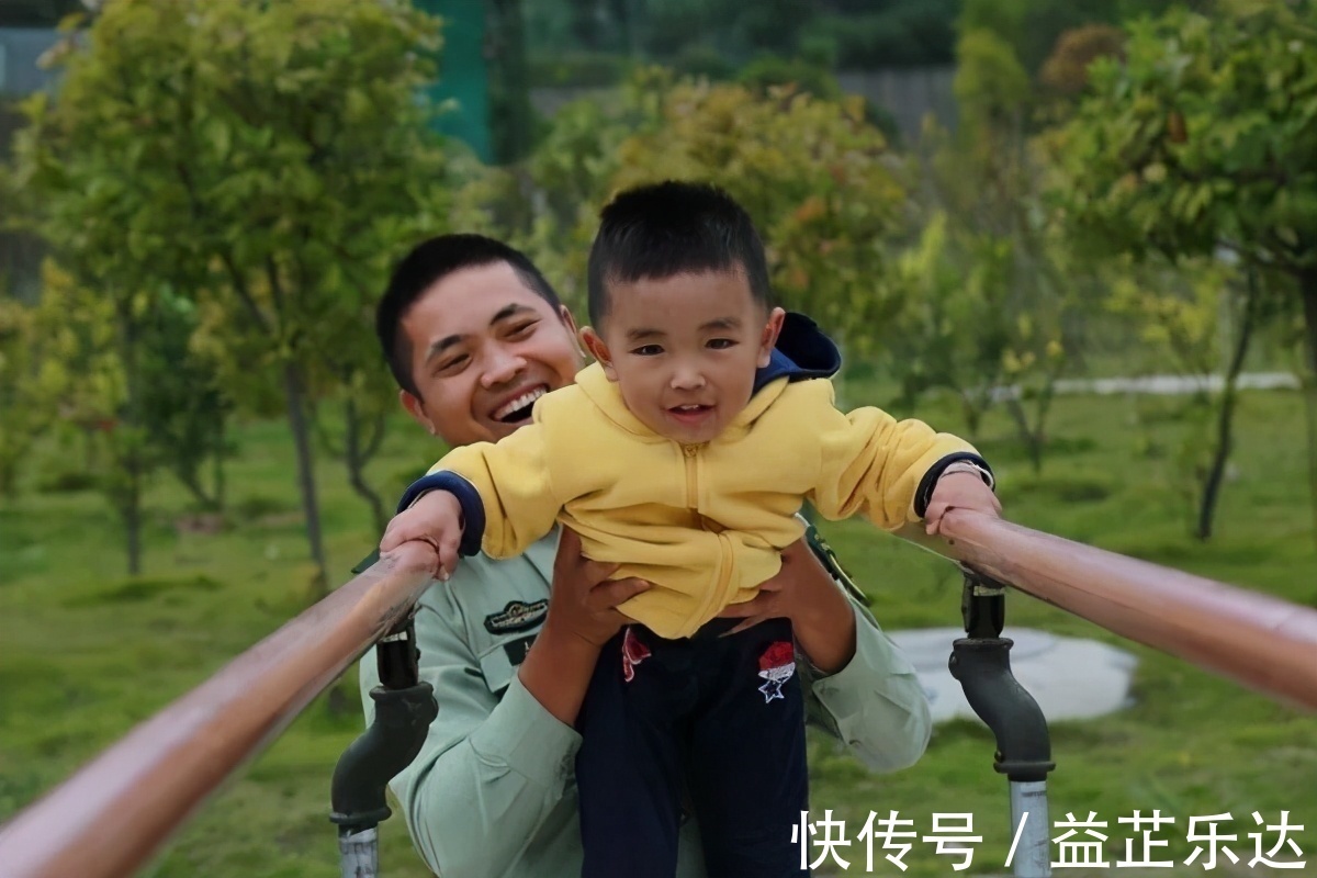 父母|小学生去派出所写作业火了，享专人一对一辅导，还成功蹭光一顿饭