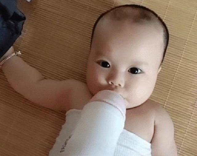 爸爸|“佛系奶爸”走红网络,用“臭袜子”给孩子喂奶,宝妈哭笑不得
