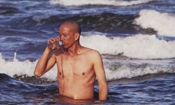 肋骨!他为艺术献身,取出一根肋骨做成项链,给最爱的5个女人戴上