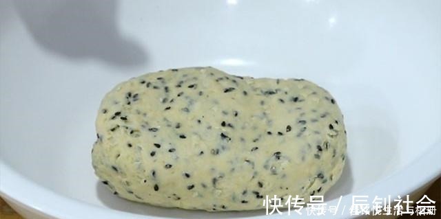 秘诀|面点师偷偷告诉你，炸麻叶香酥焦脆的秘诀，原来技巧在和面上