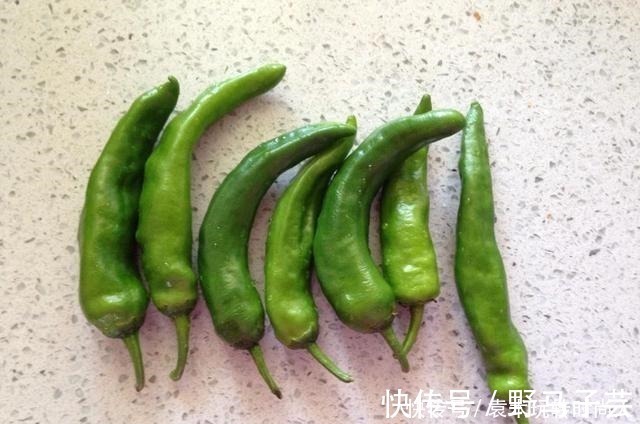 东北人爱吃的“鸡蛋焖子”做法，无需一滴水，咸香微辣，特别下饭