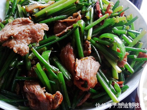 拌在米饭里,香爆了的炒菜,鲜美开胃,隔三差五吃一次,真过瘾