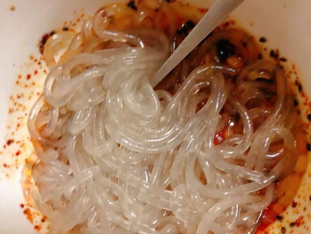  自制|在家自制酸辣粉，简单方便，安全放心无添加，味道不比外面差