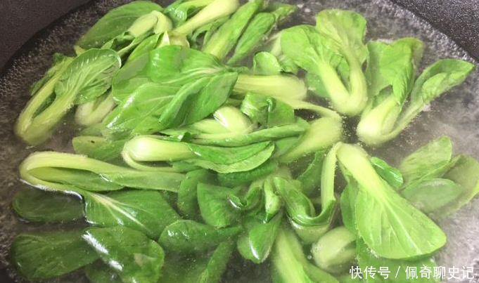 青菜|炒青菜，最忌洗了就下锅炒！做好3点，青菜鲜嫩翠绿，像饭店炒的