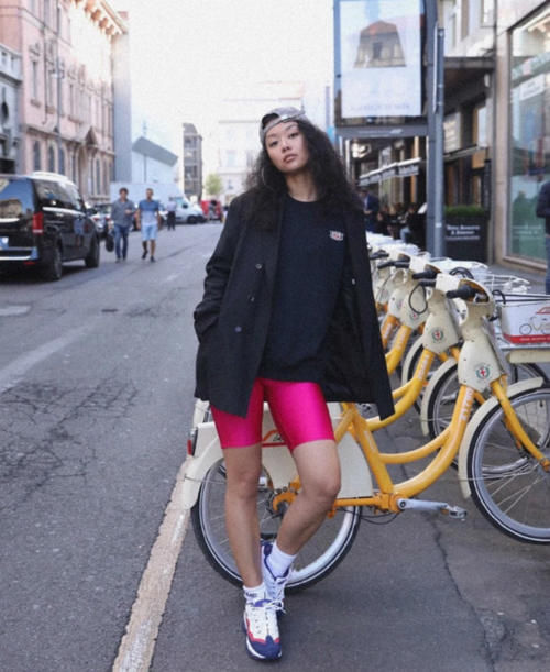 今春火了一种穿法，叫“长衫＋单车裤”，七分高调、三分潮，好美