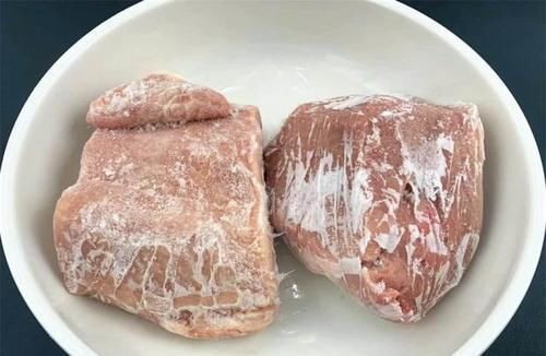 不管解冻啥肉,万万不可用水泡,老厨师教我诀窍,一下子就搞定