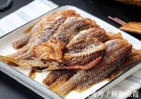黄花鱼新吃法,煎一煎焖一焖,肉烂骨酥入味好吃,5元就能做一盘