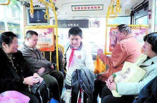 高情商|“你怀没怀我看不出来?”孕妈坐公交被大妈臭骂,孩子的话太解气