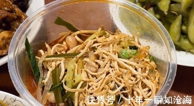 老家来亲戚，弟弟一家请吃饭，弟媳做了11个菜，大伙吃了一锅饭