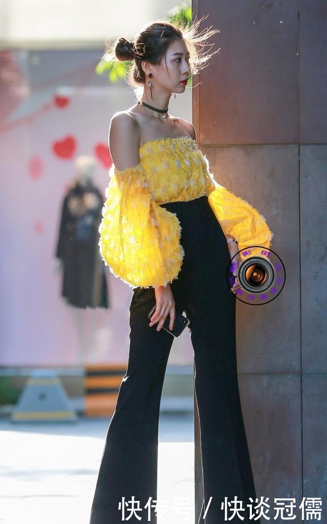 搭配|百搭不厌的小黑裤,搭配一字肩上衣,时髦洋气又好看