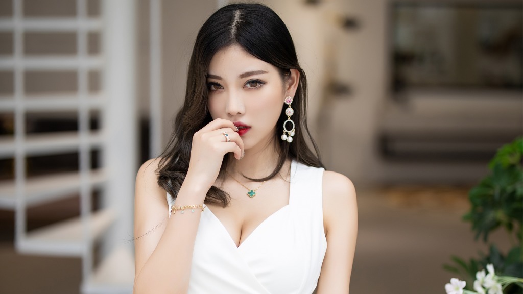 身穿白色|杨晨晨身穿白色短裙, 大秀热火性感身材, 让人心动不已