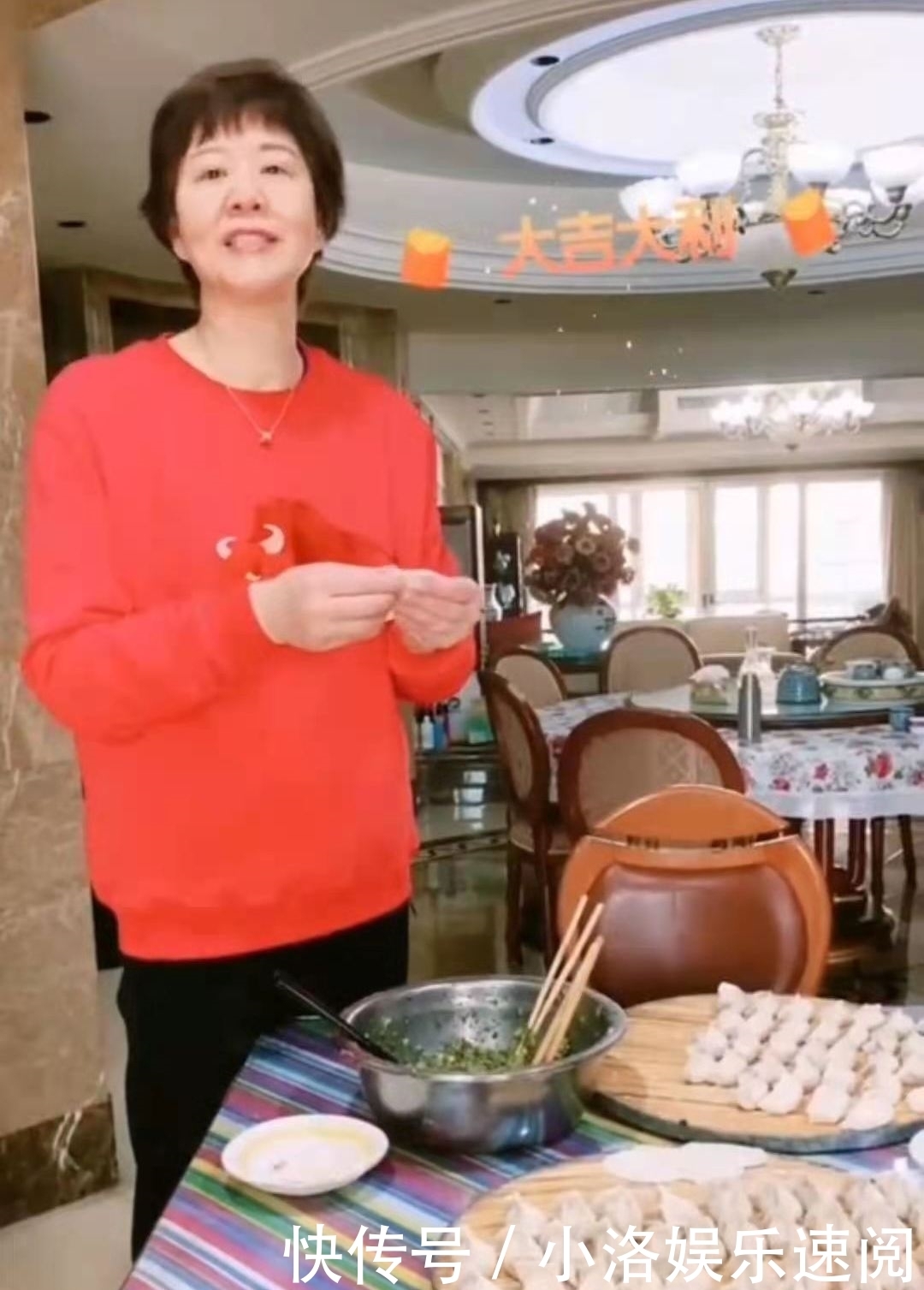 郎平包饺子暴露豪宅内景,客厅餐厅厨房连成一片,看上去十分奢华