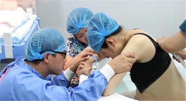 阳台上|“地表最强宝妈”,下海游个泳“顺便”生了娃,网友:实名制羡慕