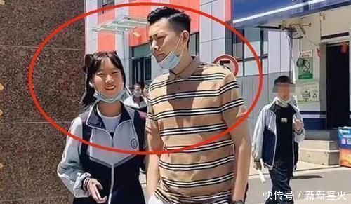 家长|“最嫩爸爸”接女儿放学惹人眼红,老师怀疑早恋,妈妈无奈亲爹