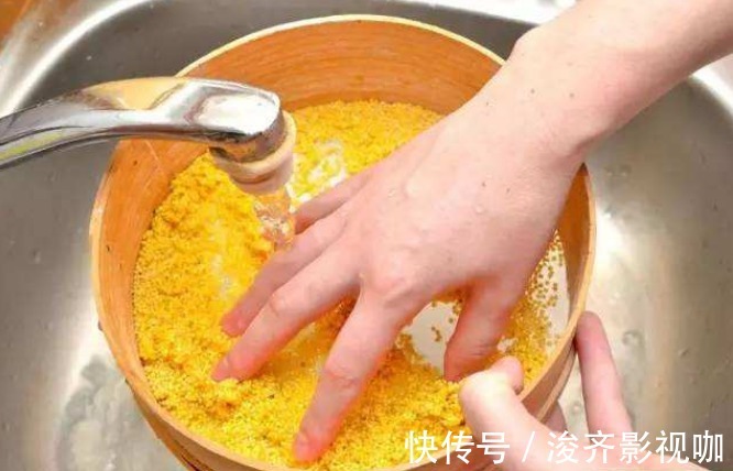 米油|小米粥，冷水下米还是水开下米很多人错，难怪不黏不香，没米油