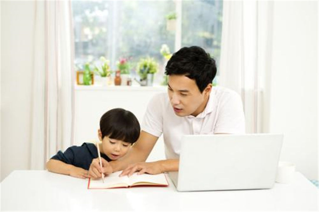 富养女|3年过去了，《变形计》连衣服都不会穿的“巨婴”，如今变成这样