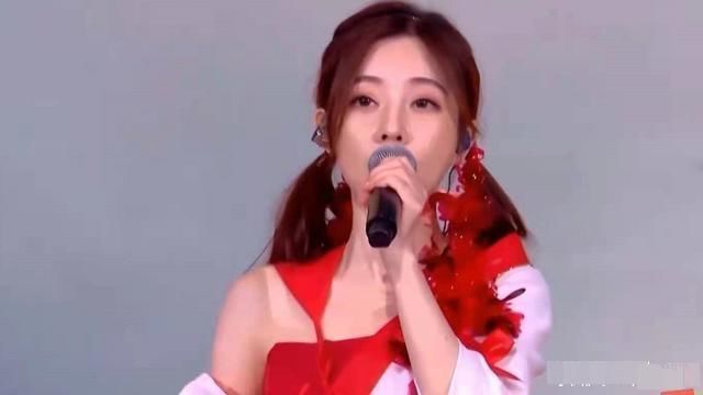 明天会更好|冯提莫变化有多大？两台跨年晚会表演多次，观众从质疑到认可