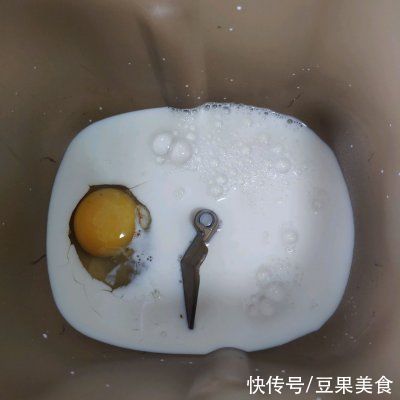 牛奶面包|早上不知道吃什么,一碗黑米牛奶面包全搞定