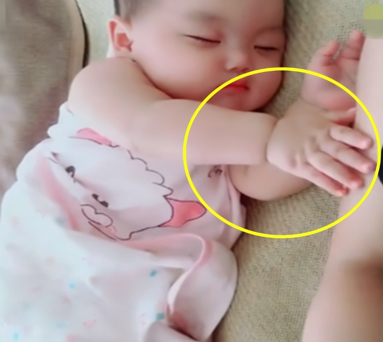 小棉袄|“偏心”爸爸火了,忽视儿子给女儿喂葡萄,儿子:我是空气吗?