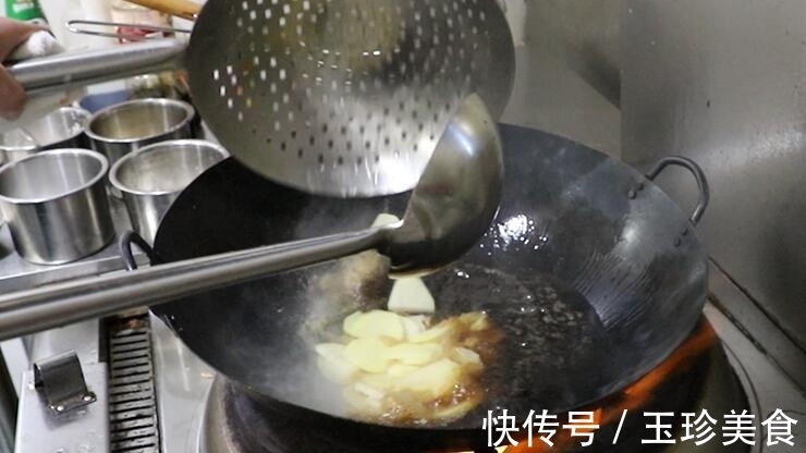 豆瓣酱|为什么大厨做的干锅土豆片干香软糯？原来少了这一步，今天就试试