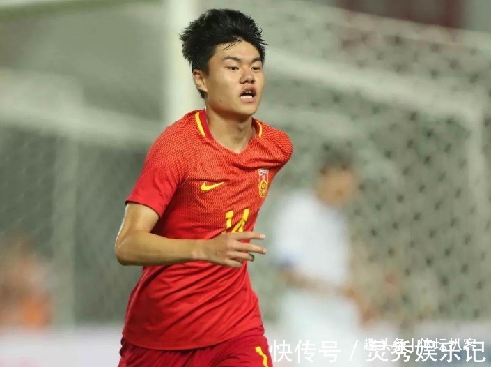 杨立瑜|告别白斩鸡!恒大当红国脚破门后,怒摔球衣大秀8块腹肌,不输C罗