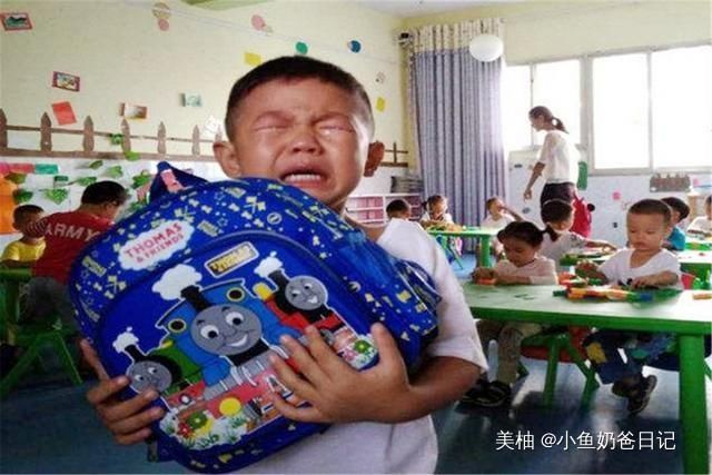 女儿在幼儿园被偷毯子，宝妈门口立牌喊话，无脏字却字字诛心