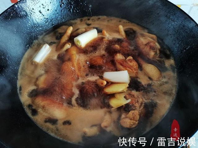 西红柿|老两口的晚餐最爱啃鸡爪,色泽红润鸡肉软烂,十分入味又好吃